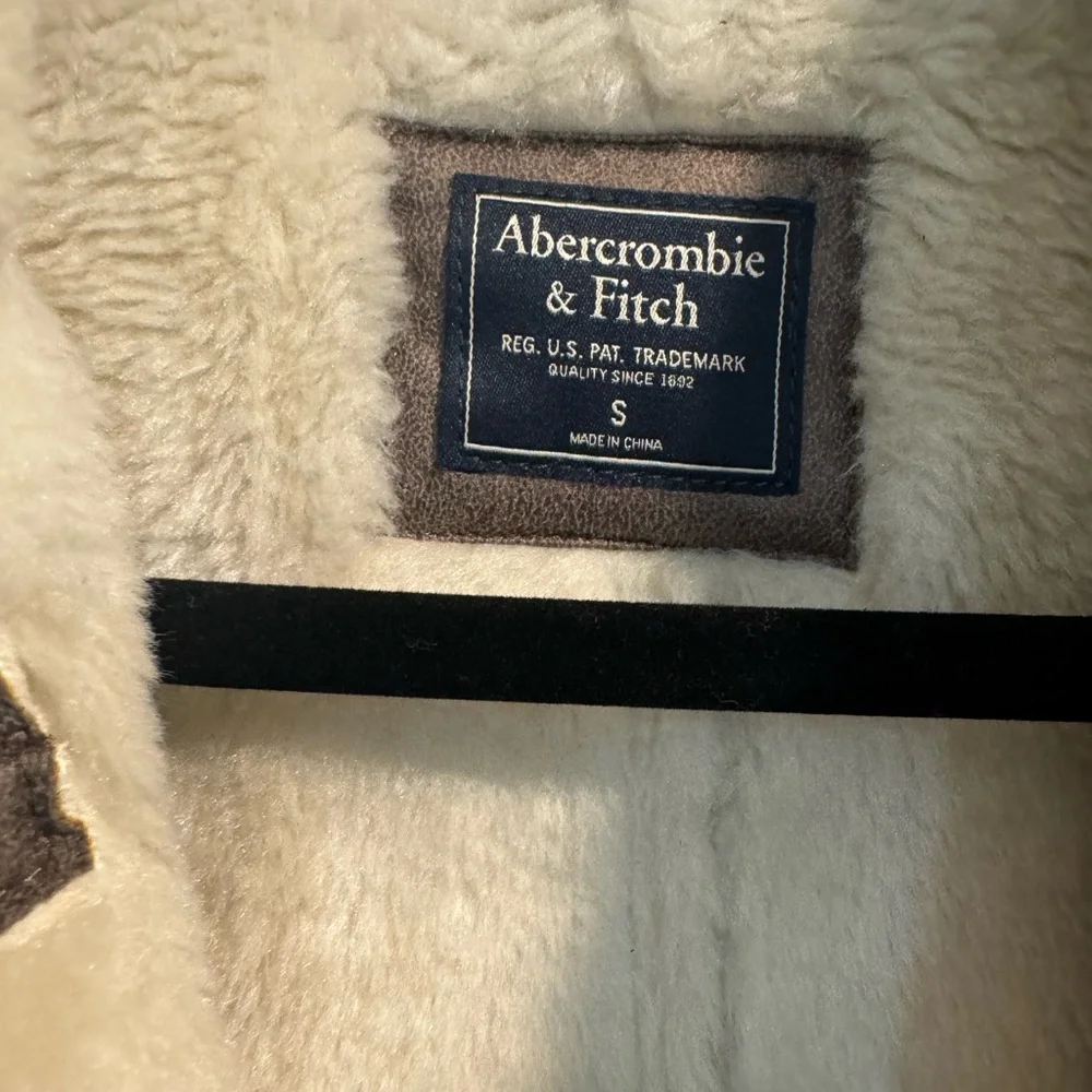 Abercrombie & Fitch Women's Tan Teddy Jacket with Cream Accents - Picture 4 of 5